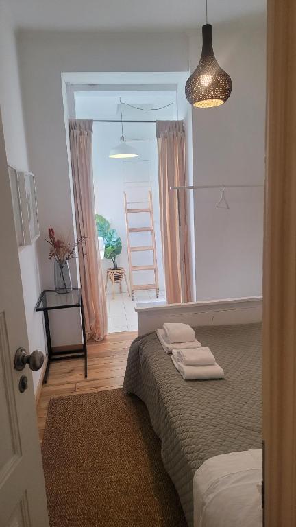 Tiny suite with private bathroom - Bairro Alto — photo 1