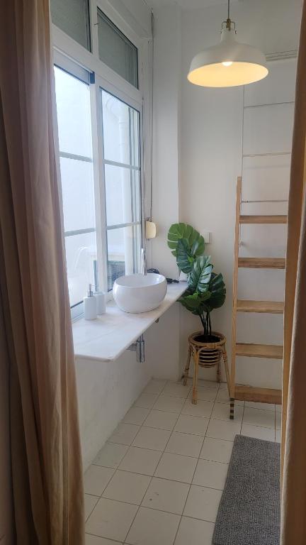 Tiny suite with private bathroom - Bairro Alto photo 2