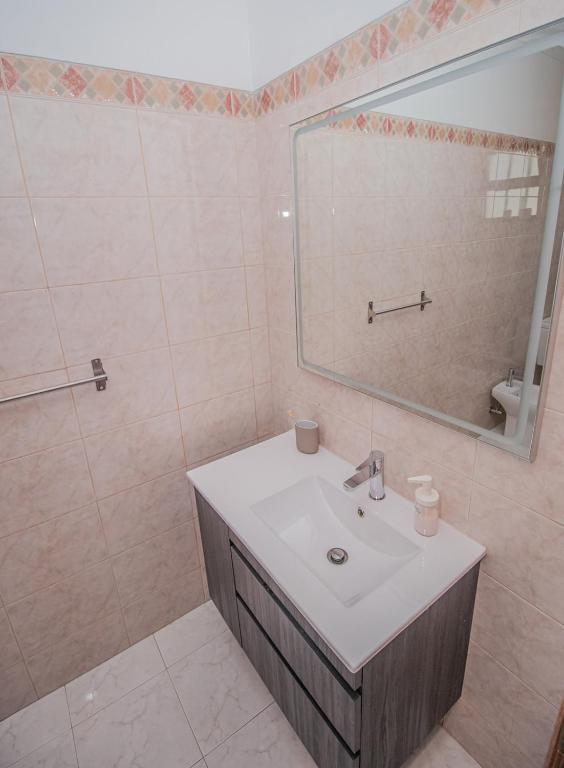 Charming Private Rooms in an Apartment A1 Penha - Faro photo 3
