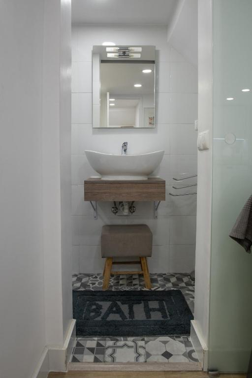 Charming Renovated Flat in Madragoa by Soulplaces photo 3