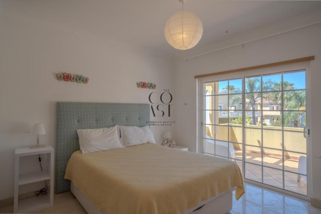 Sunny Escape w Pool & Garden by The Coast Exclusive Rentals photo 2