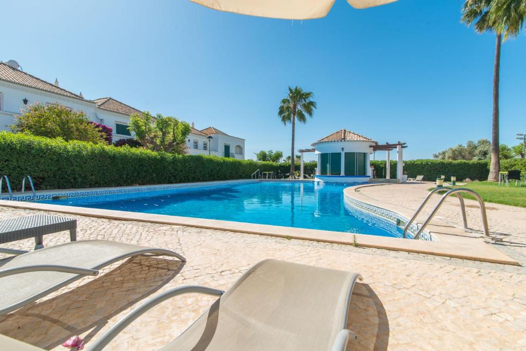 Casa Oceanus - 2BDR w Pool & Relaxing Balcony - 5 mins Downtown — photo 1