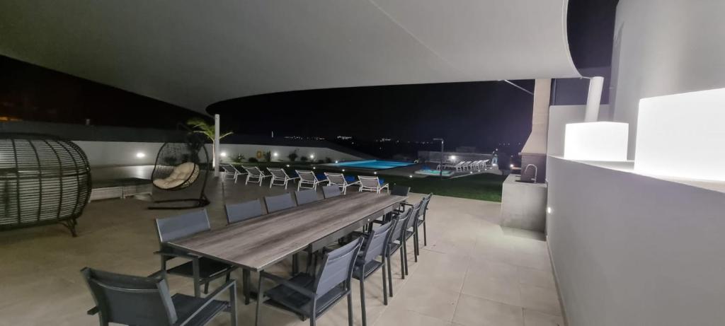 Sunrise Villa by Laranjal Rentals photo 3