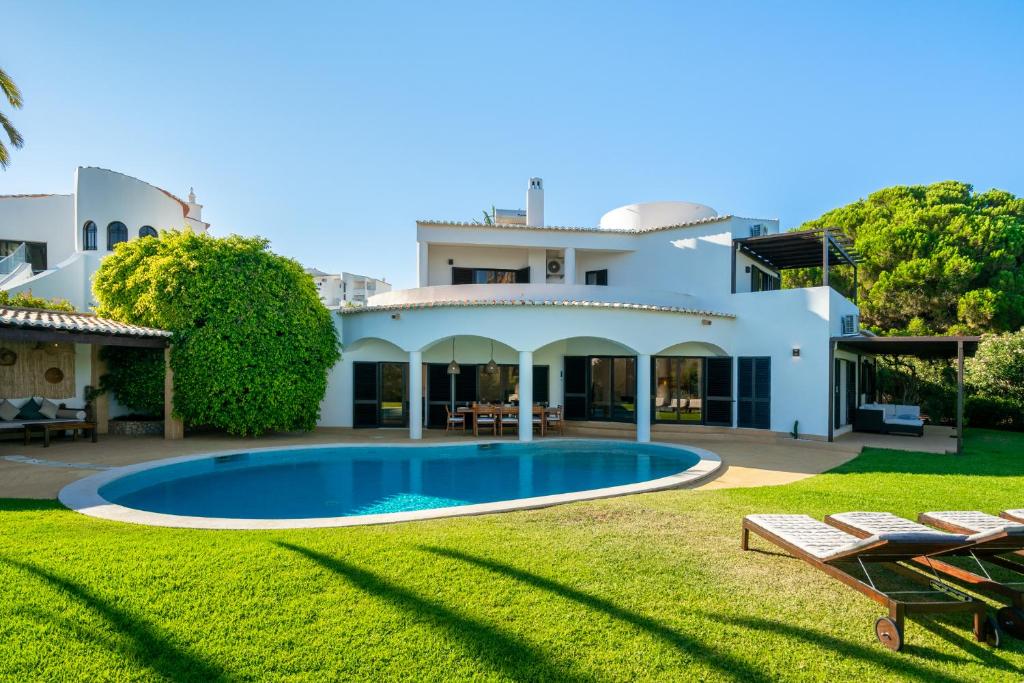 Luxury Private Family Villa with Pool AC & Parking — photo 1