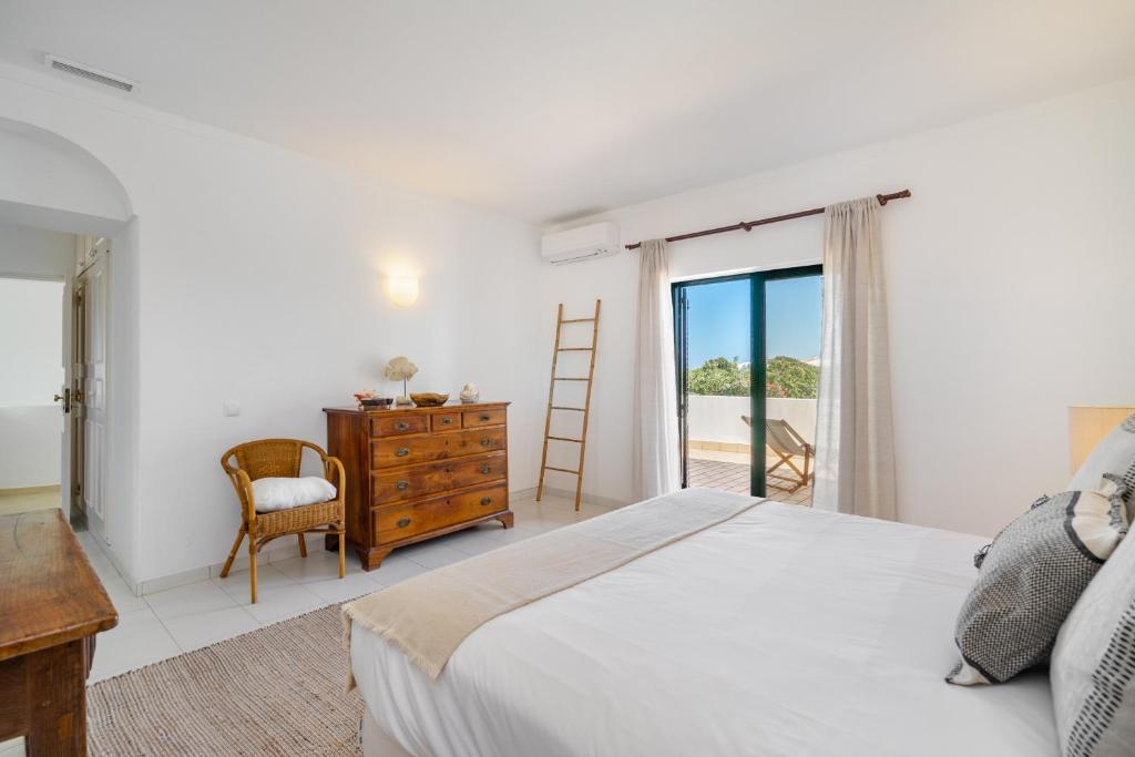 Luxury Private Family Villa with Pool AC & Parking photo 2