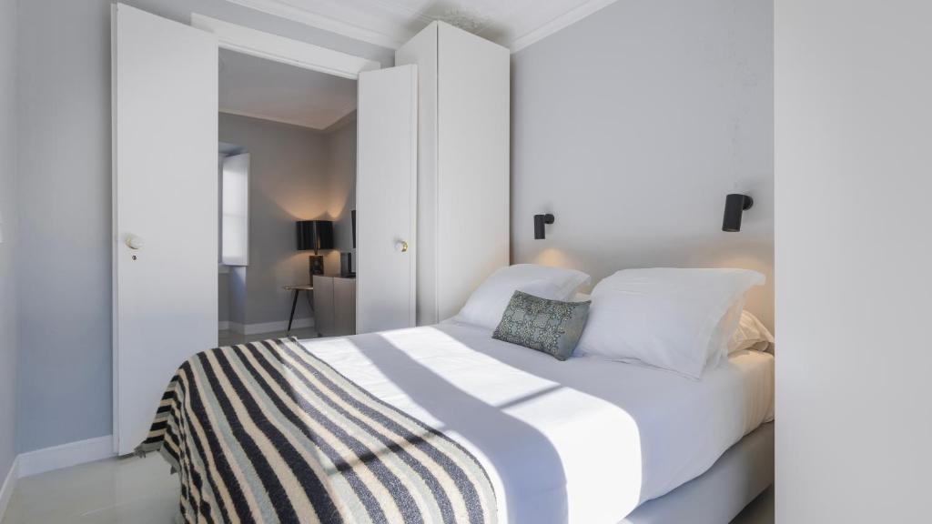 Stylish 1BDR Apt in Bairro Alto by LovelyStay photo 2