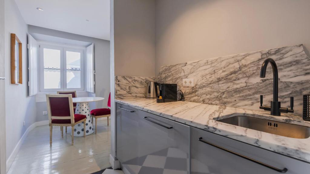 Stylish 1BDR Apt in Bairro Alto by LovelyStay photo 3