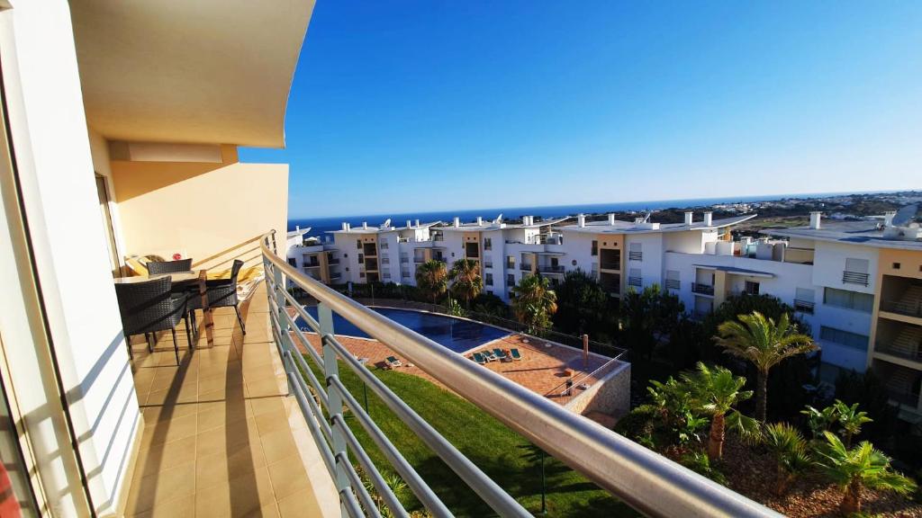 Sunny Apartment with sea view in Albufeira — photo 1