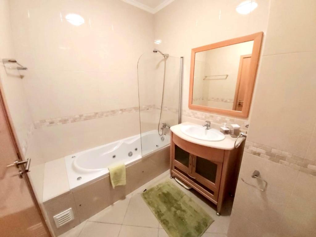 Sunny Apartment with sea view in Albufeira photo 3