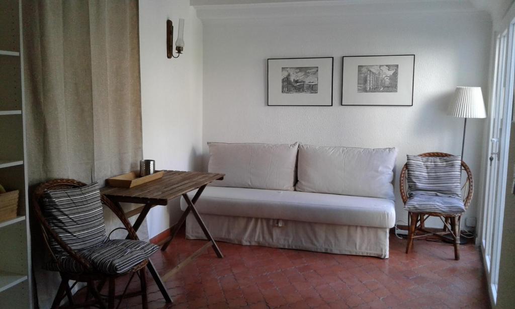 Sunny and cozy room close to Cascais center photo 3