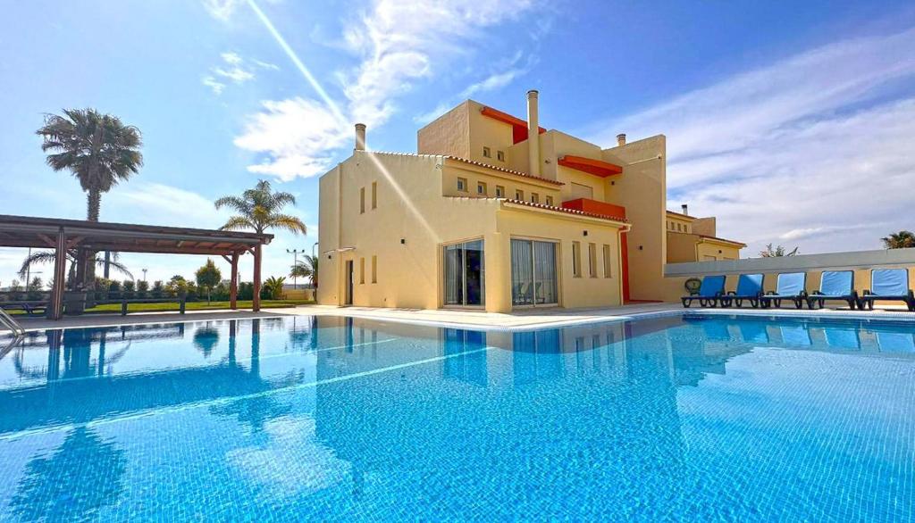 Stunning Villa with Heated Pool — photo 1