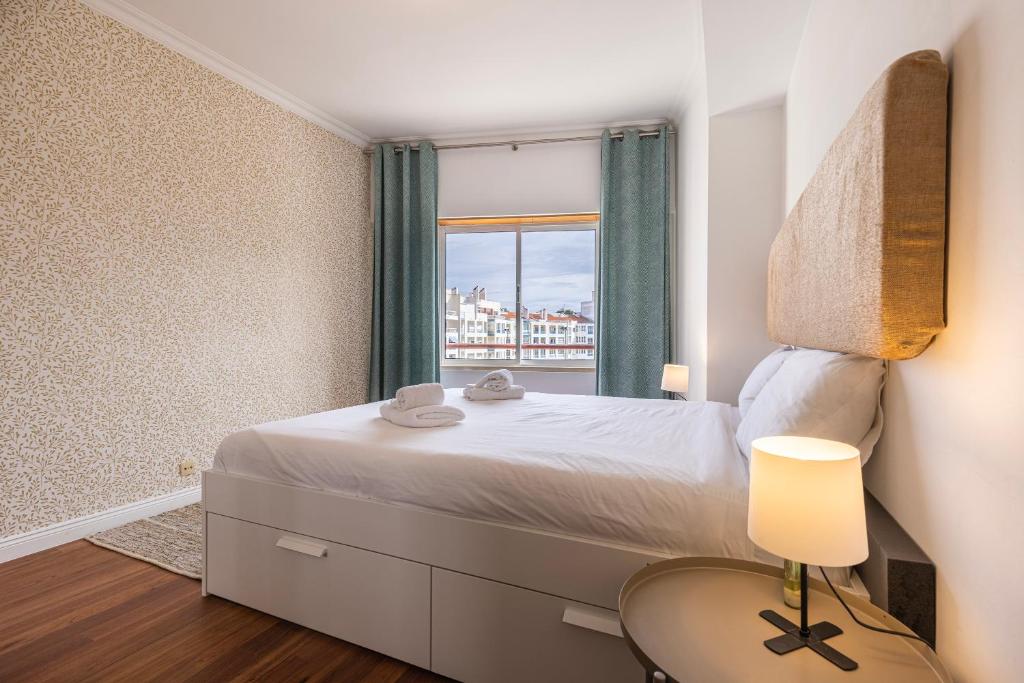 Sunny 2 BDR Apartment by LovelyStay photo 2