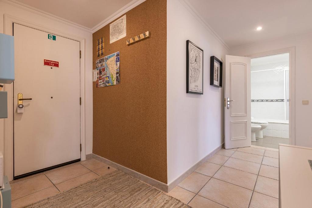 Sunny 2 BDR Apartment by LovelyStay photo 3