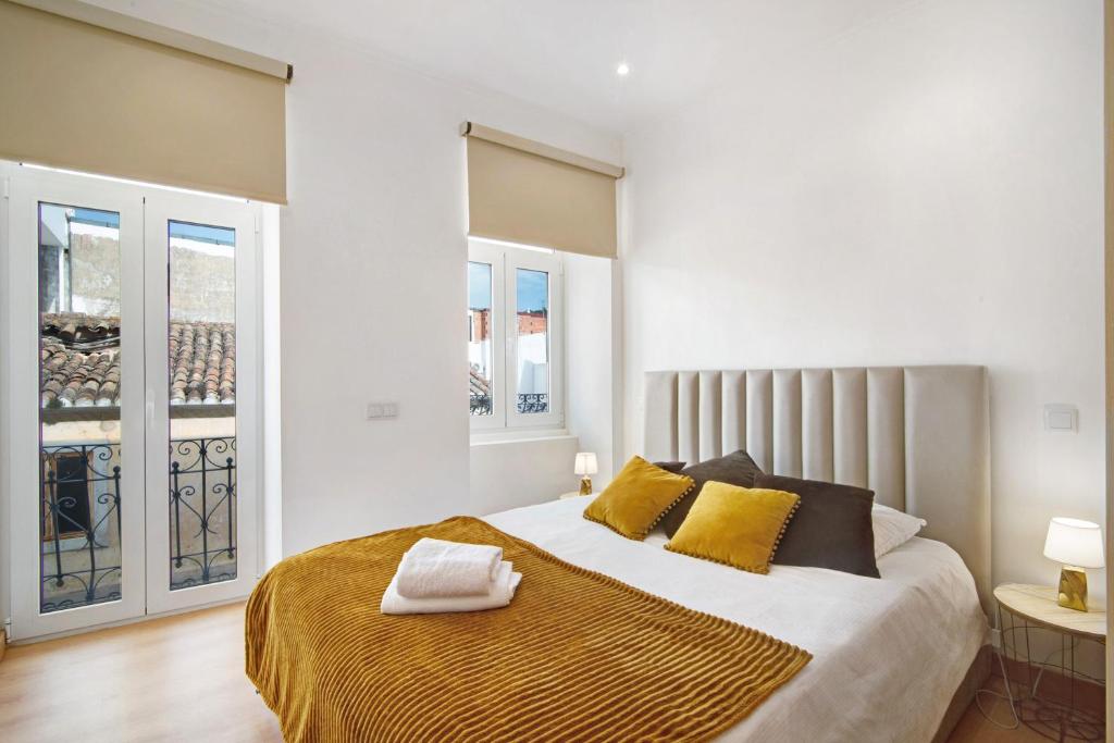 Traditional 3 bedroom apartment photo 2