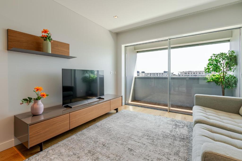 Stylish Home with Balcony & Garage by HostWise — photo 1