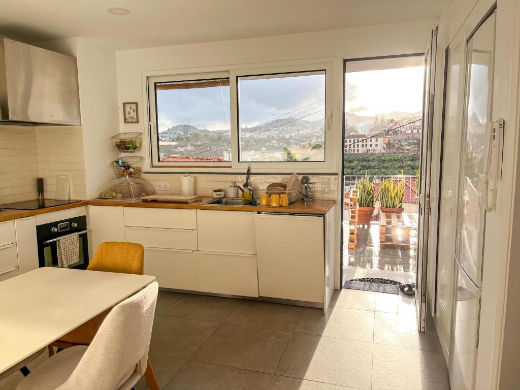 The Luzia House - sunny 4BR Villa with gardens photo 3