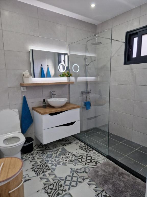 B - BEAUTIFUL 2 Bedroom Modern Townhouse with Private Parking photo 3