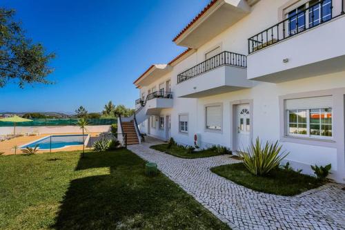 Stunning 1-Bed Apartment in Olhos de Agua — photo 1