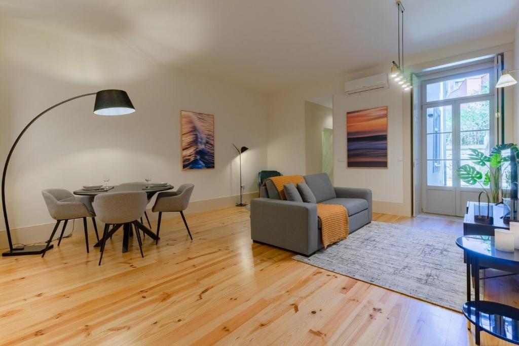 Spacious apartment with patio at historic center — photo 1