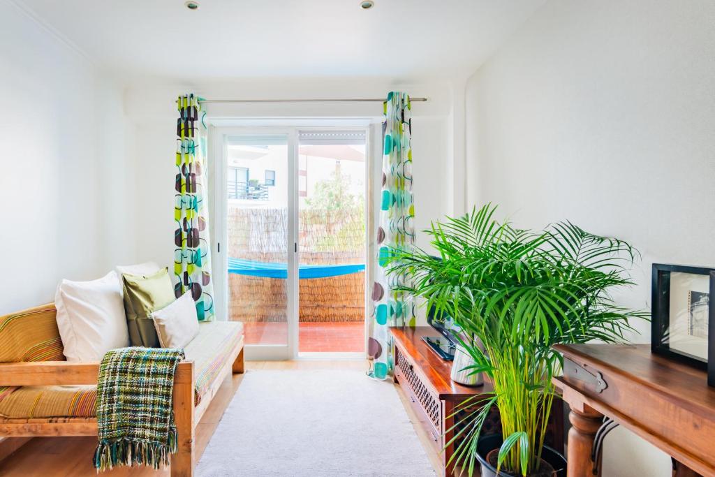 Bright 2BR Family Apartment I Walk to Beach & Train — photo 1