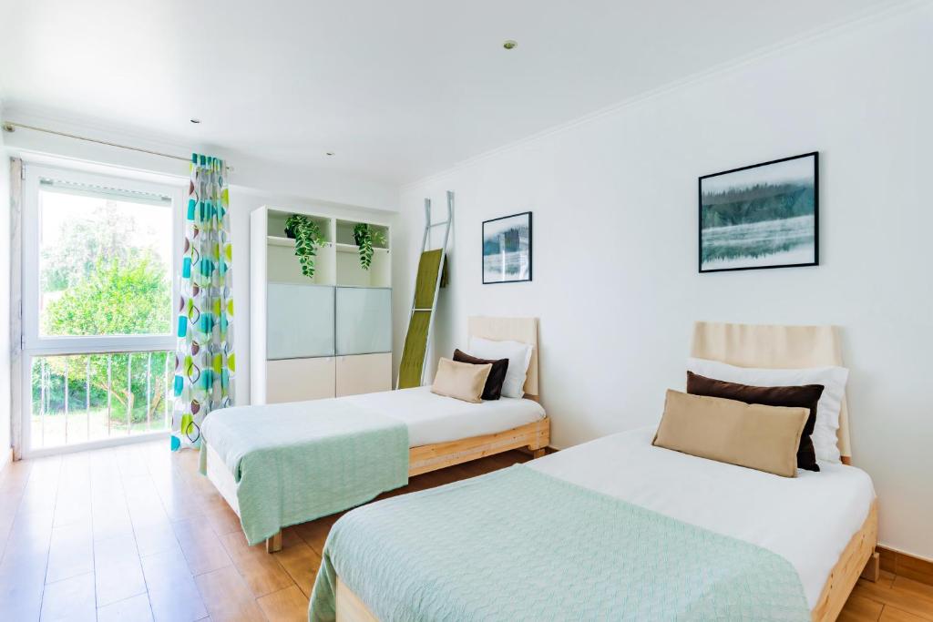 Bright 2BR Family Apartment I Walk to Beach & Train photo 2