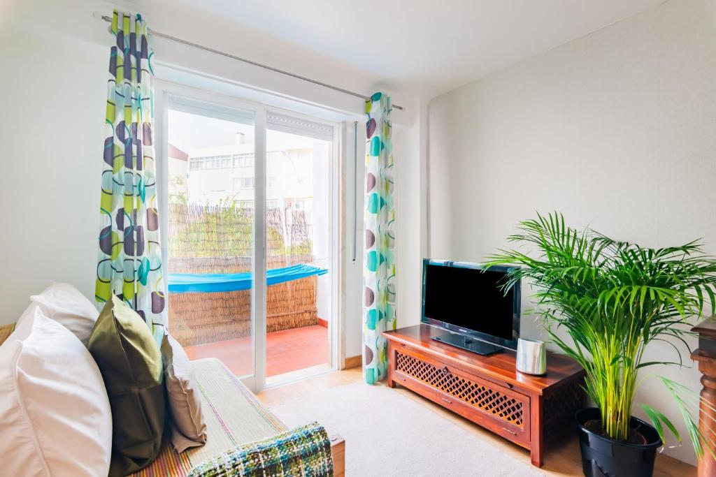 Bright 2BR Family Apartment I Walk to Beach & Train photo 3