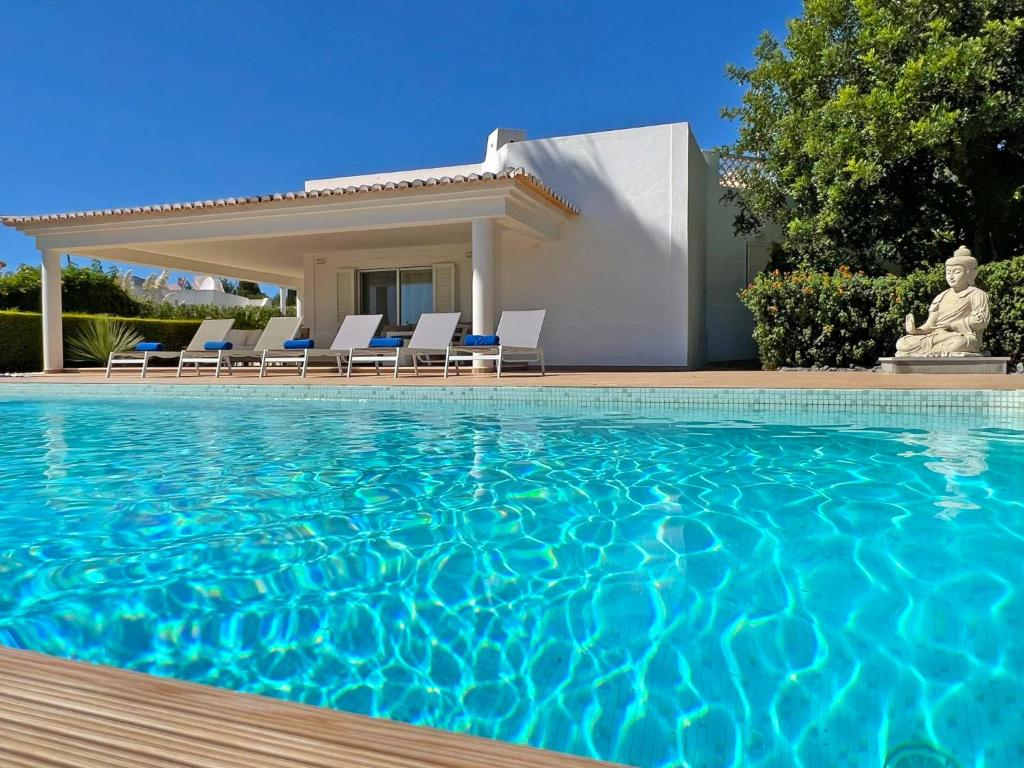 Stunning 4-Bedroom Villa With Pool - Perfect For Families — photo 1