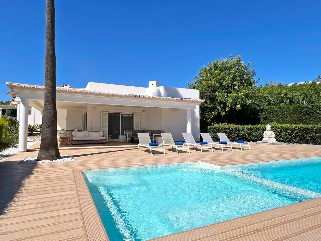 Stunning 4-Bedroom Villa With Pool - Perfect For Families photo 2