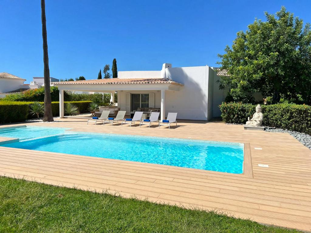Stunning 4-Bedroom Villa With Pool - Perfect For Families photo 3