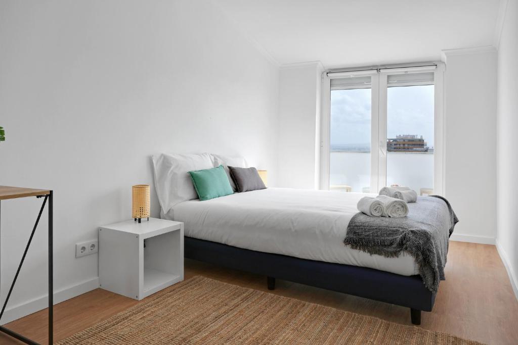 Almada Apt - Balcony with River View by Lisbeyond photo 2