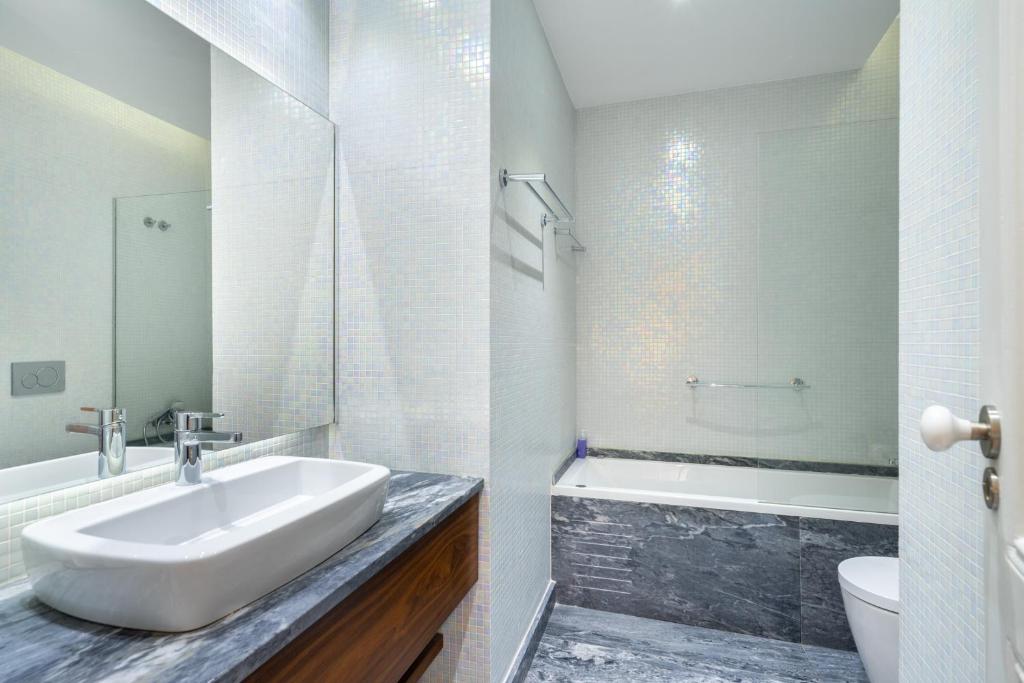 WHome Luxury Stay in Prime Location w/ AC photo 3