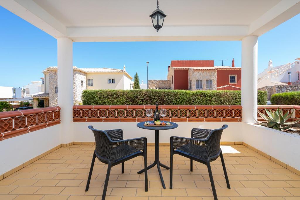 Host Wise - Spacious Family House with Garden photo 2