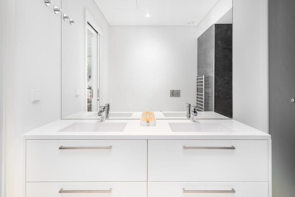 WHome The Boulevard Prime Location with AC & Elevator photo 3