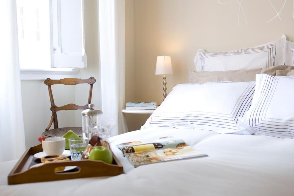 Romantic & Renewed 1 bedroom Apartment in Campolide - 1E — photo 1