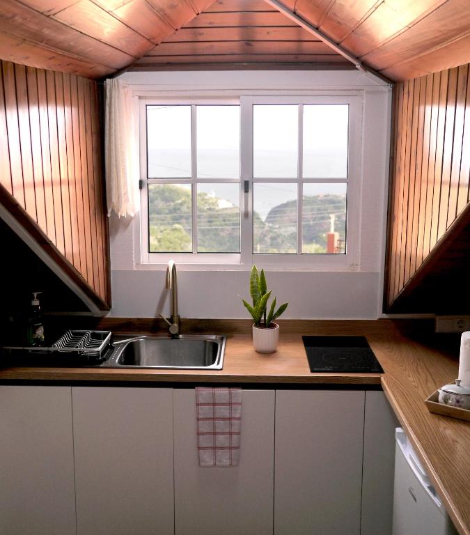 Sea & Mountain View Lombo de Cima House BBQ & Wifi — photo 1