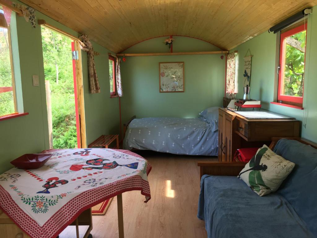 Rosa the Cosy Cabin - Gypsy Wagon - Shepherds Hut photo 2