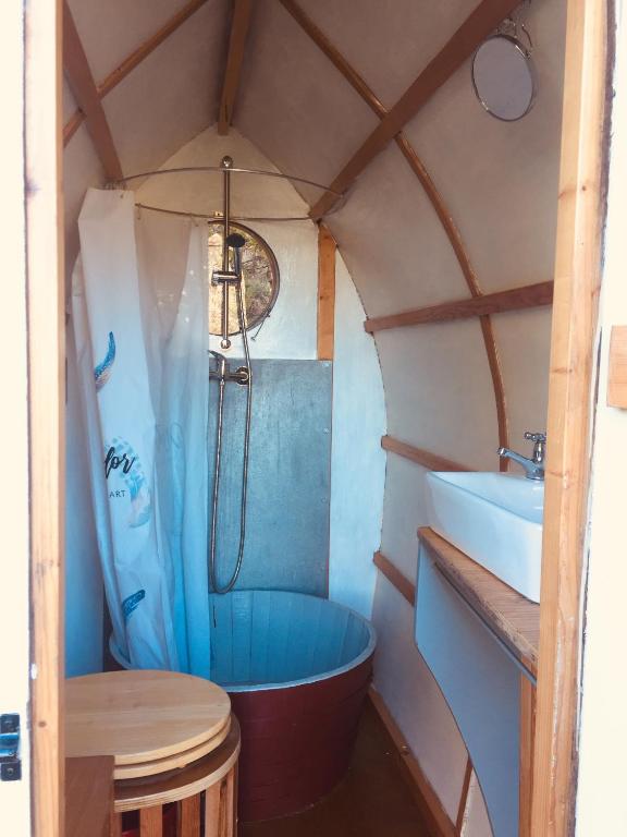 Rosa the Cosy Cabin - Gypsy Wagon - Shepherds Hut photo 3