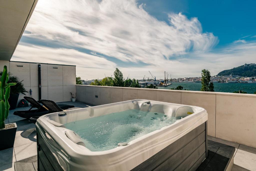 River Town View - Luxury Apartment with Jacuzzi on Terrace — photo 1
