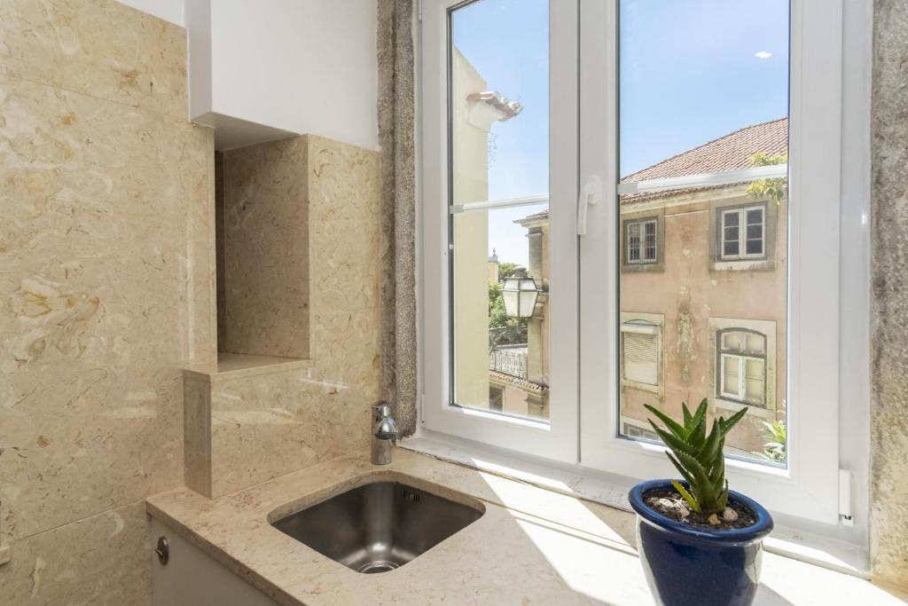 Stylish Duplex Apartment in Baixa photo 3