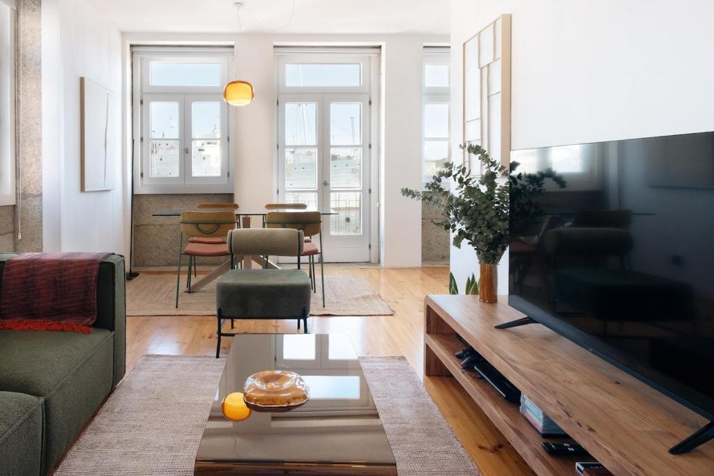 Riverfront Stylish Apartment - waterfront 2BR — photo 1