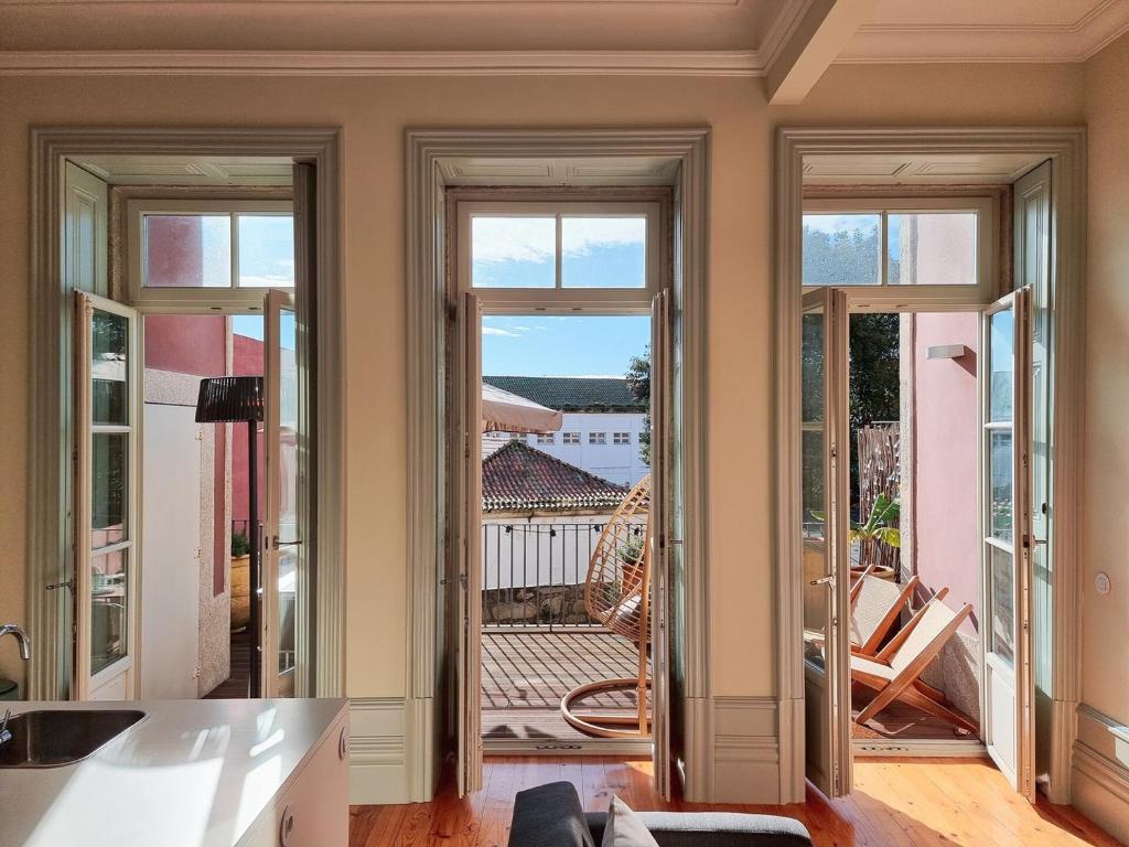 Stunning flat with private balcony in city center photo 2