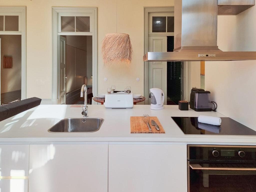 Stunning flat with private balcony in city center photo 3