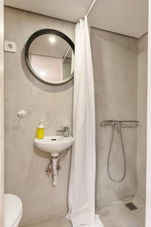 Studio Nest - Near the train to Lisbon & Sintra photo 3