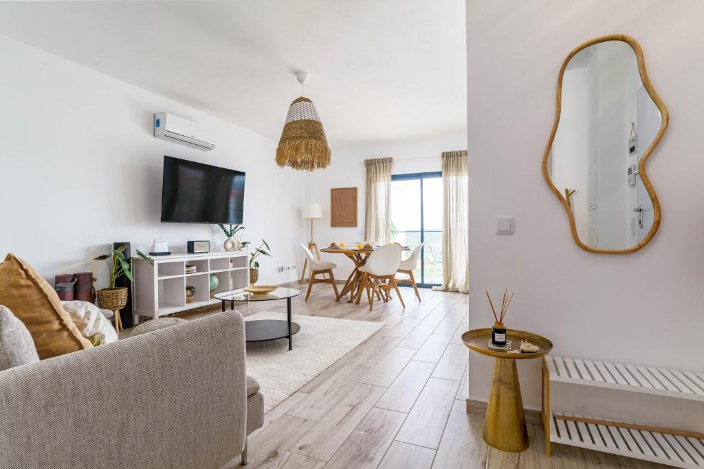Seabreeze Apartment - Your Beachside Getaway by Lisbeyond — photo 1