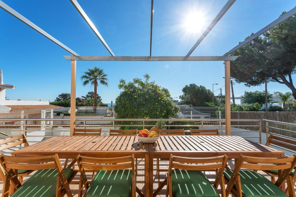 Host Wise - Serene Spacious House - Swimming Pool & Garden photo 2