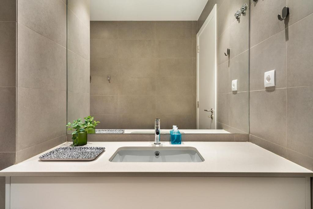 WHome Prime Location w AC 3-Bed Duplex Perfect for Families ONLY photo 3