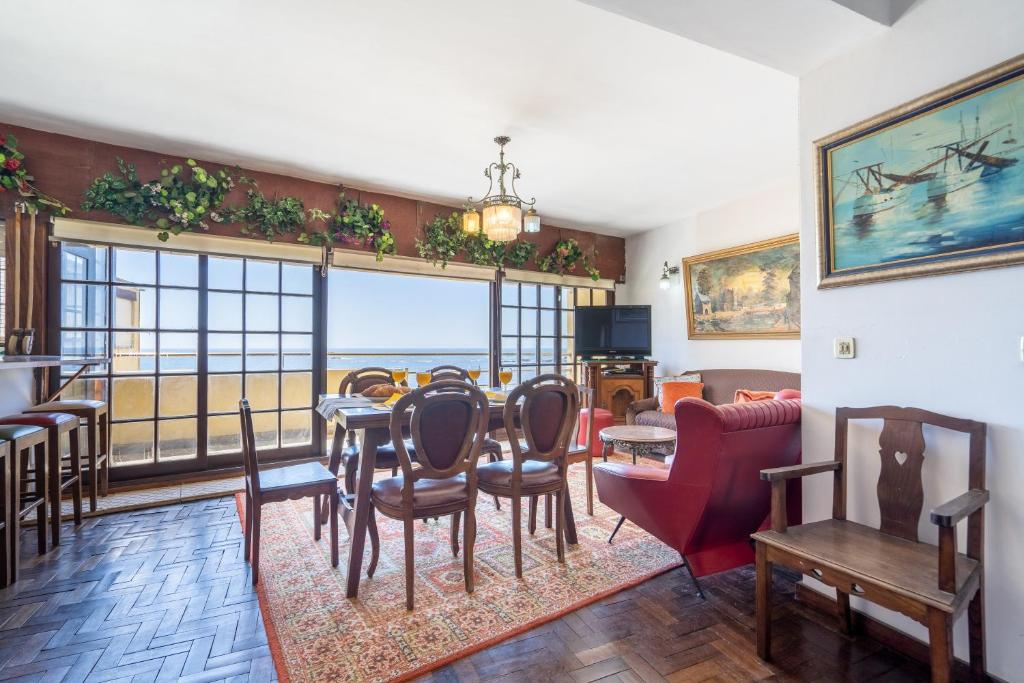 Host Wise - Spacious & Sunny Vintage Apartment at the Beach photo 2
