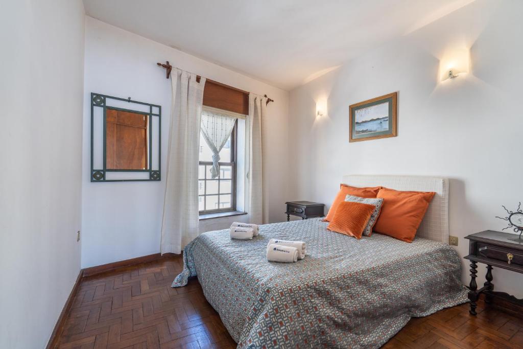 Host Wise - Spacious & Sunny Vintage Apartment at the Beach photo 3
