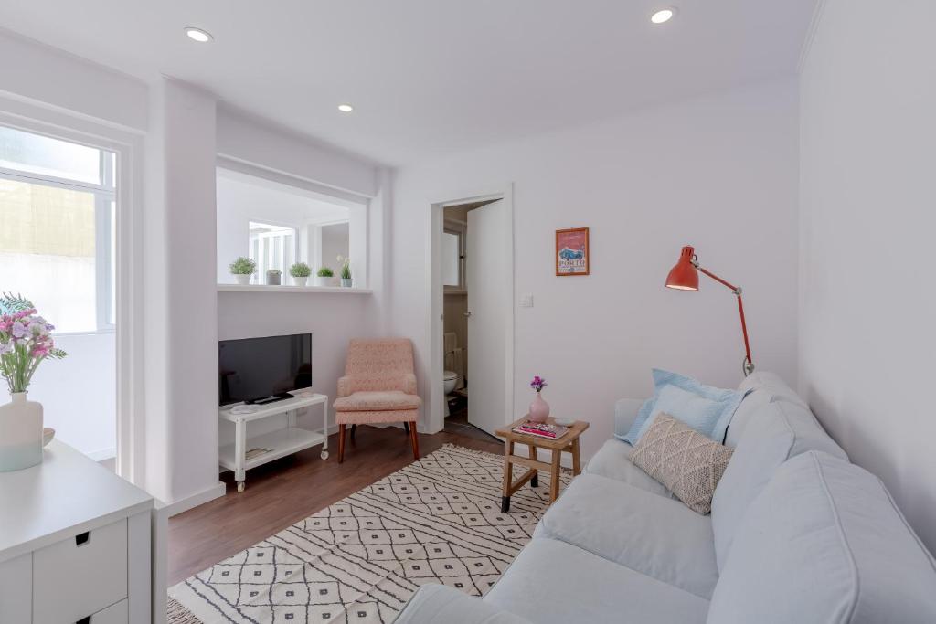 Sunny Apartment with Patio — photo 1