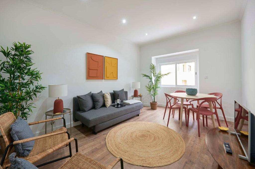 Spacious & Light-Filled 4BR Apartment By TimeColer — photo 1